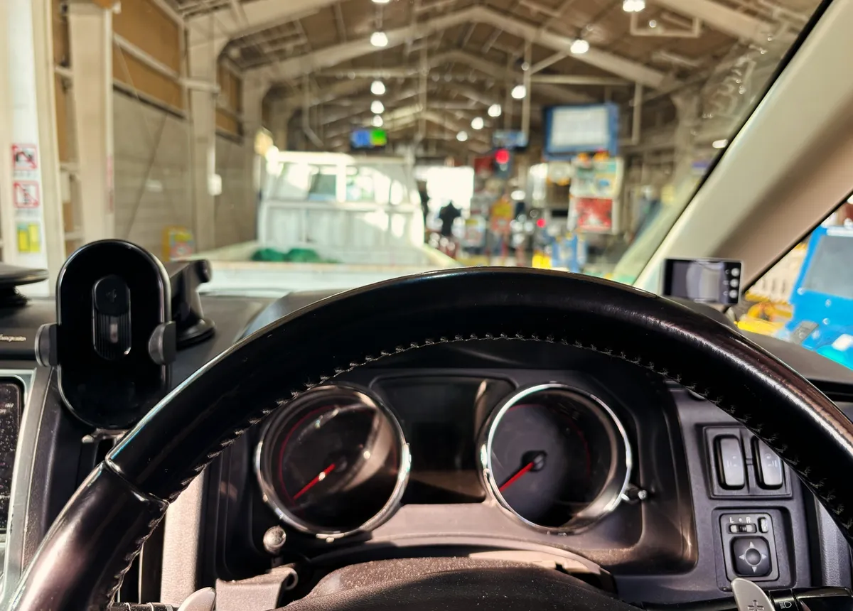 運転席から見た検査コースの入口