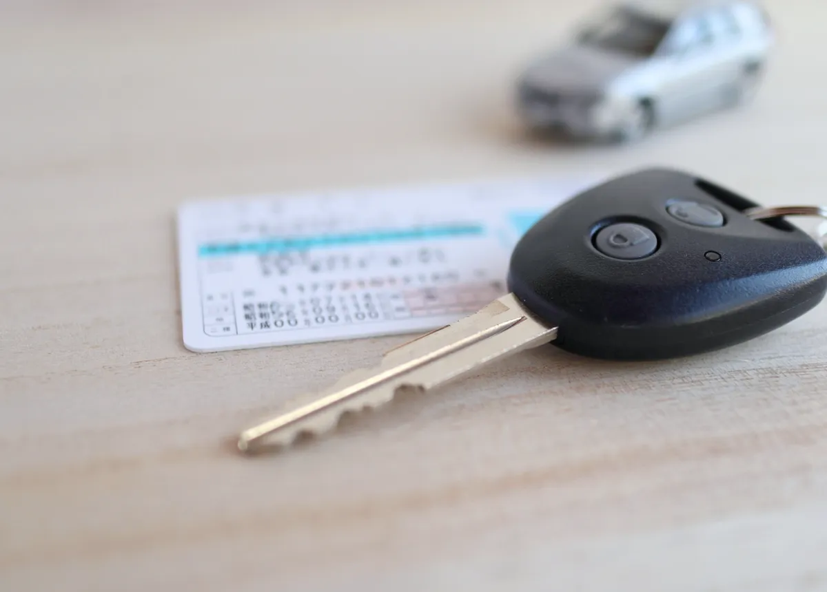 車の鍵と運転免許証